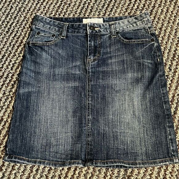 Maurices Denim Skirt Beaded Back Pockets Size 7/8 - Picture 2 of 9